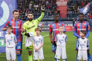 Nos U11 au "main dans la main" pendant SMC VS FC Sochaux <yoastmark class=