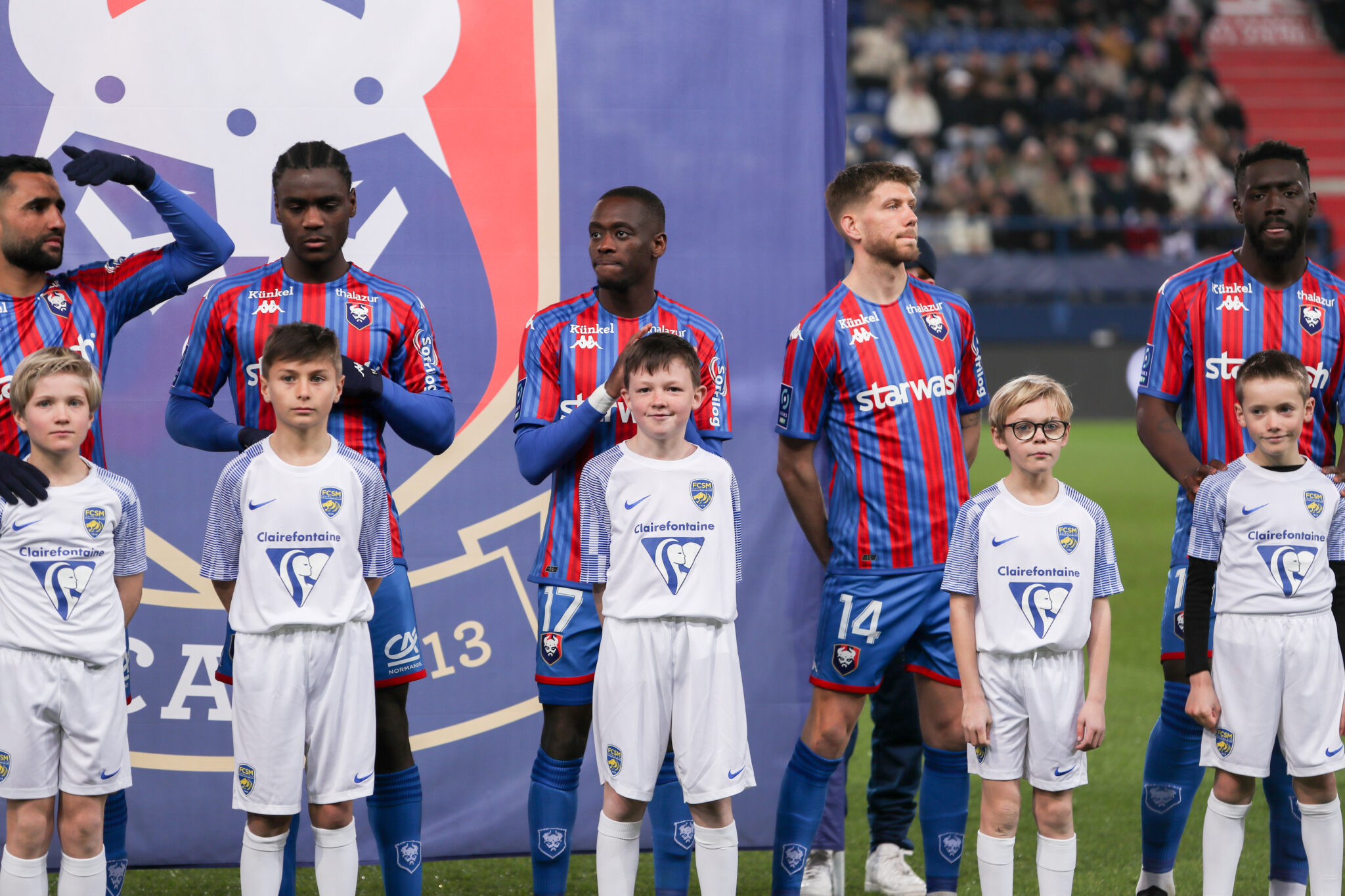 Nos U11 au "main dans la main" pendant SMC VS FC Sochaux Crédit : Damien Deslandes